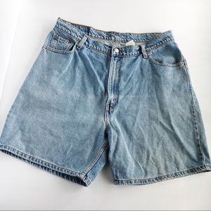 ⬇️ Vintage Levi’s High Waisted Mom Shorts Size 16